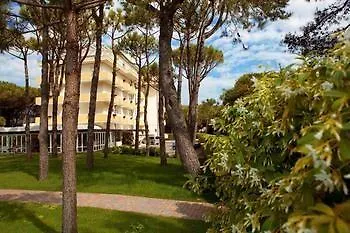Aparthotel La Pineta Лидо-ди-Езоло
