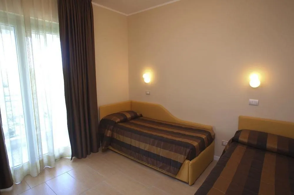 Aparthotel La Pineta Лидо-ди-Езоло